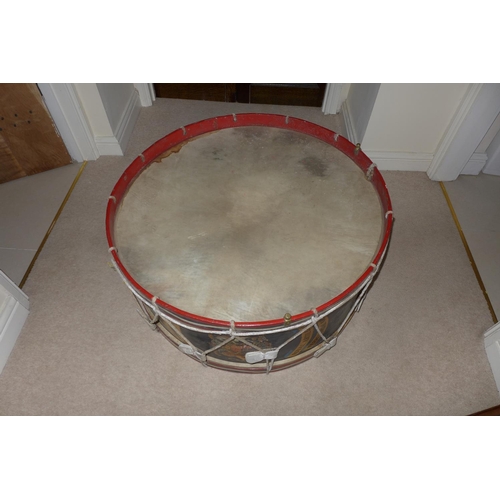 344 - A LARGE EARLY 20TH CENTURY ROYAL ARTILLARY REGIMENTAL BASS DRUM, 82 CM DIAMETER, WITH ROYAL COAT OF ... 