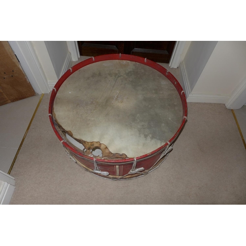 344 - A LARGE EARLY 20TH CENTURY ROYAL ARTILLARY REGIMENTAL BASS DRUM, 82 CM DIAMETER, WITH ROYAL COAT OF ... 