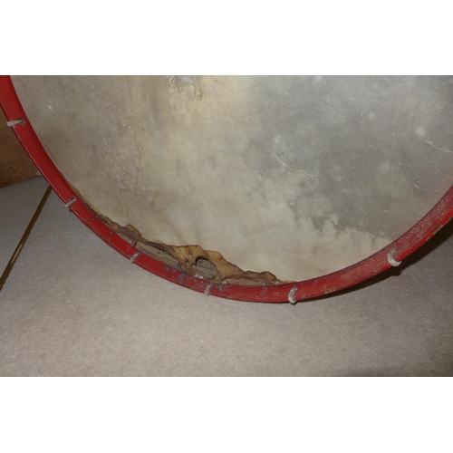 344 - A LARGE EARLY 20TH CENTURY ROYAL ARTILLARY REGIMENTAL BASS DRUM, 82 CM DIAMETER, WITH ROYAL COAT OF ... 