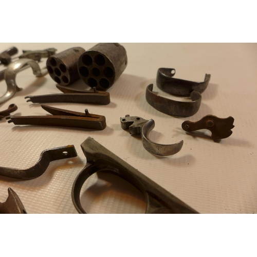 351 - A COLLECTION OF PERCUSSION ITEMS TO INCLUDE 2 REVOLVERS, HAMMERS, SPRINGS, RAMMER ETC