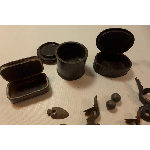 352 - A COLLECTION OF FLINTWOOD PARTS AND 3 19TH CENTURY SNUFF BOXES