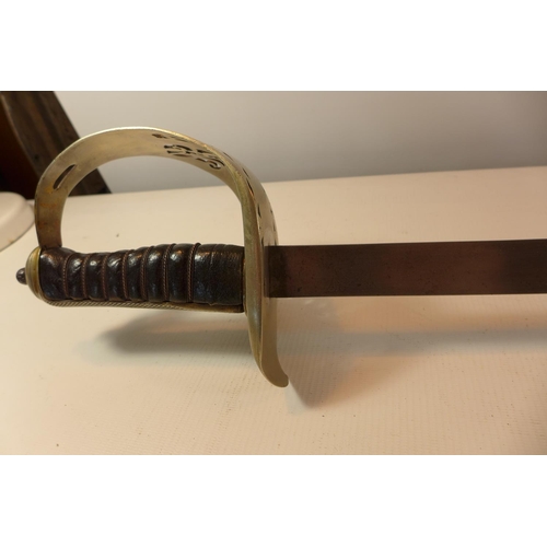 359 - A GEORGE V 1895/97 INFANTRY OFFICERS SWORD, 82CM BLADE WITH LEATHER SCABBARD