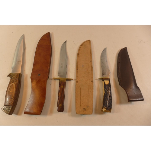 364 - THREE ASSORTED BOWIE HUNTING KNIVES, TO INCLUDE A USA SCHRADE EXAMPLE, BLADE LENGTHS FROM 10CM TO 14... 