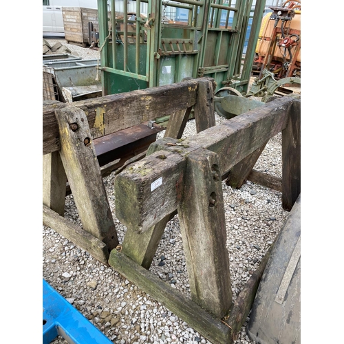 241 - 2 TIMBERS STANDS & 2 MUDGUARDS +VAT