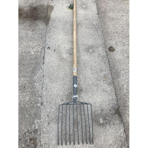 371 - A LONG WOODEN HANDLED SHAVINGS FORK +VAT