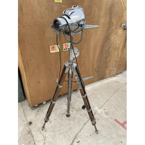 1202 - A RETRO STRAND ELECTRIC THEATRE LAMP ON A VINTAGE ARCHITECTS TRIPOD STAND