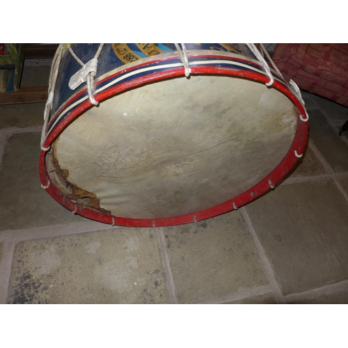 344 - A LARGE EARLY 20TH CENTURY ROYAL ARTILLARY REGIMENTAL BASS DRUM, 82 CM DIAMETER, WITH ROYAL COAT OF ... 