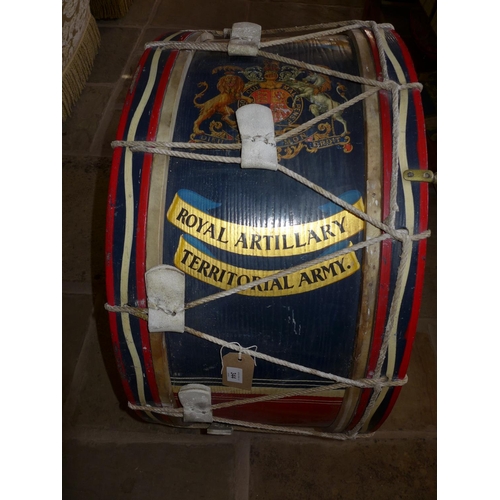 344 - A LARGE EARLY 20TH CENTURY ROYAL ARTILLARY REGIMENTAL BASS DRUM, 82 CM DIAMETER, WITH ROYAL COAT OF ... 