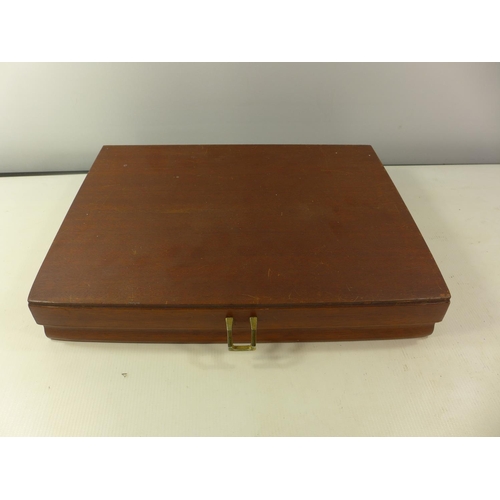 522 - A WOODEN BOX, SUITABLE TO BE MADE INTO A PISTOL CASE, WIDTH 39CM, DEPTH 29CM