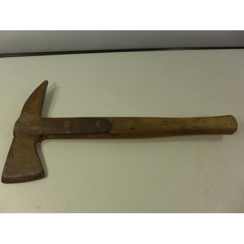 525 - AN ESCAPE AXE, REPUTEDLY FROM AN AIRCRAFT, MARKED GMC 117, LENGTH 39.5CM