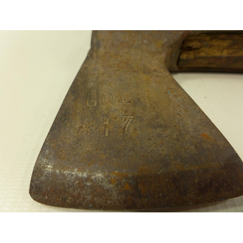 525 - AN ESCAPE AXE, REPUTEDLY FROM AN AIRCRAFT, MARKED GMC 117, LENGTH 39.5CM