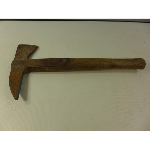 525 - AN ESCAPE AXE, REPUTEDLY FROM AN AIRCRAFT, MARKED GMC 117, LENGTH 39.5CM