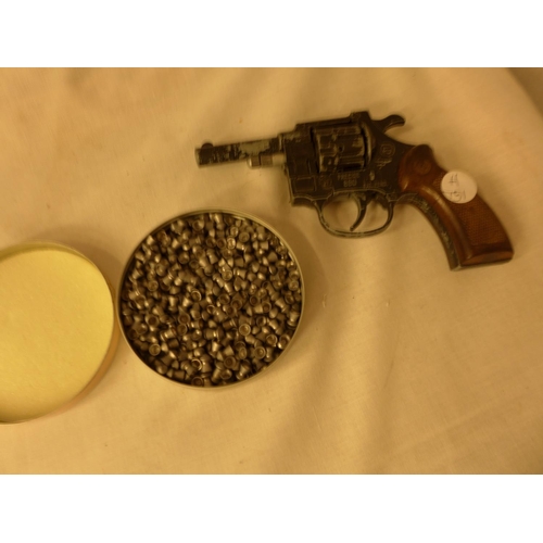 539 - A HAENEL MODEL 28 .177 CALIBRE AIR PISTOL, 10CM BARREL A/F, TIN OF PELLETS AND A BLANK FIRING REVOLV... 