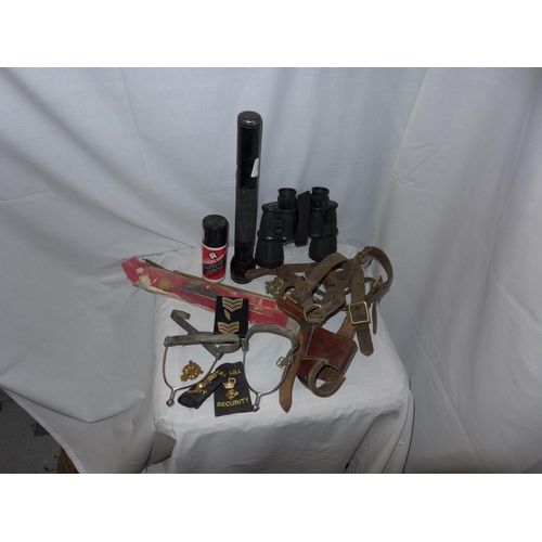 540 - A MIXED LOT TO INCLUDE LEATHER DOG MUZZLE, TORCH, GUN CLEANING KIT, BINOCULARS, SPURS ETC