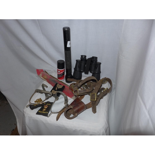 540 - A MIXED LOT TO INCLUDE LEATHER DOG MUZZLE, TORCH, GUN CLEANING KIT, BINOCULARS, SPURS ETC