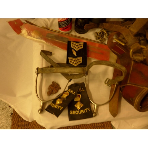 540 - A MIXED LOT TO INCLUDE LEATHER DOG MUZZLE, TORCH, GUN CLEANING KIT, BINOCULARS, SPURS ETC