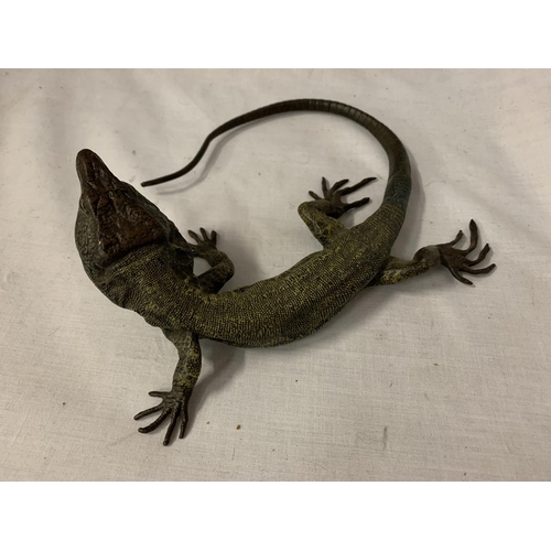 15 - A COLD PAINTED BRONZE FIGURE OF A LIZARD