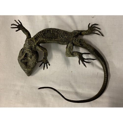 15 - A COLD PAINTED BRONZE FIGURE OF A LIZARD