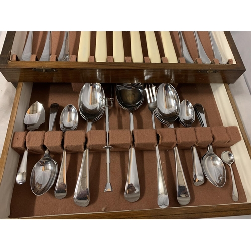 2 - A FORTY EIGHT PIECE CANTEEN OF CUTLERY IN AN OAK PRESENTATION CASE