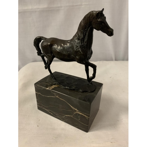 27 - A BRONZE FIGURINE OF A HORSE ON A MARBLE BASE SIGNED L CARVIN H:20.5CM