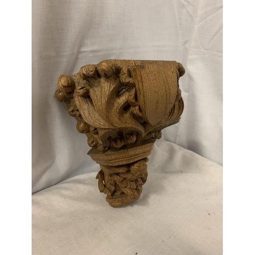 66 - A MEDIEVAL STYLE OAK CARVED CORBEL