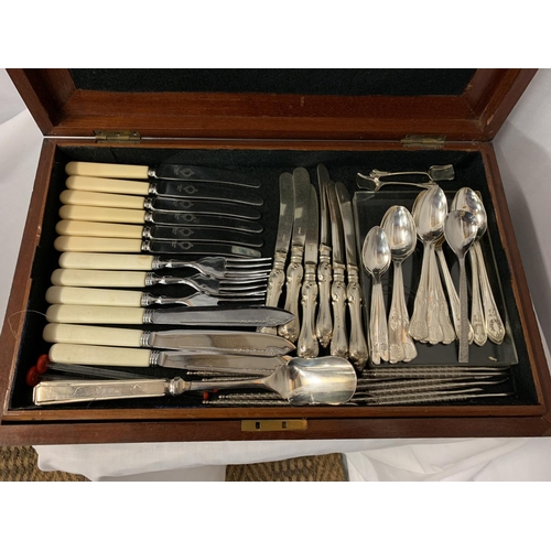 7 - A MAHOGANY BOX WITH BRASS INLAY CONTAINING VARIOUS ITEMS OF FLATWARE