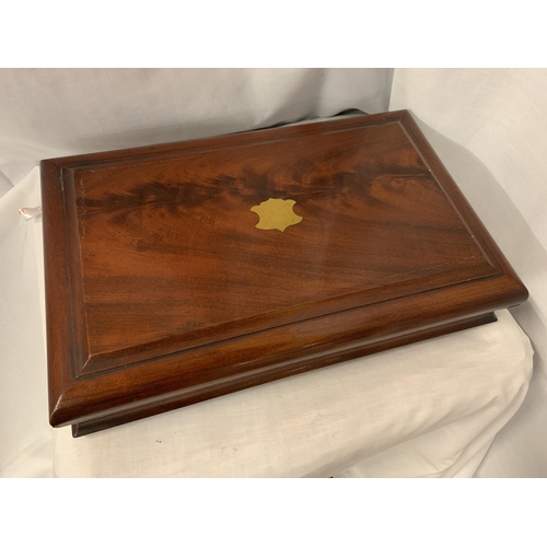 7 - A MAHOGANY BOX WITH BRASS INLAY CONTAINING VARIOUS ITEMS OF FLATWARE