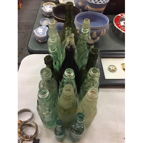 100 - A COLLECTION OF VINTAGE BOTTLES MAINLY GREEN GLASS