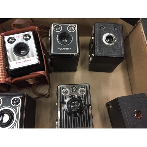 109 - A LARGE COLLECTION OF BROWNIE CAMERAS