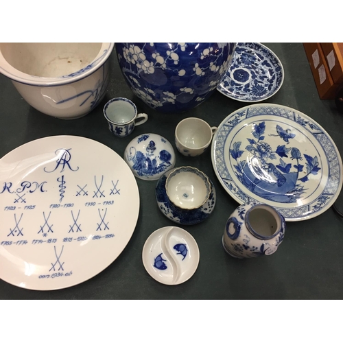 116 - A COLLECTION OF BLUE AND WHITE CERAMICS INCLUDING A LARGE CHINESE VASE, A LARGE GINGER JAR AND OTHER... 