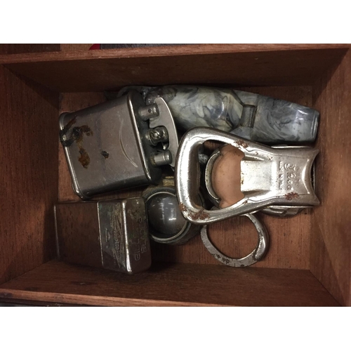 129 - A WOODEN BOX HOLDING SEVERAL SMALL POCKET KNIVES AND LIGHTERS AND AN 'ARISTON' CLOUDISER