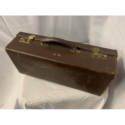 135 - A 1930'S LEATHER CASE WITH LEATHER HANDLE, MONOGRAMED LETTERS 'J.D' AND BLUE VELVET INTERIOR