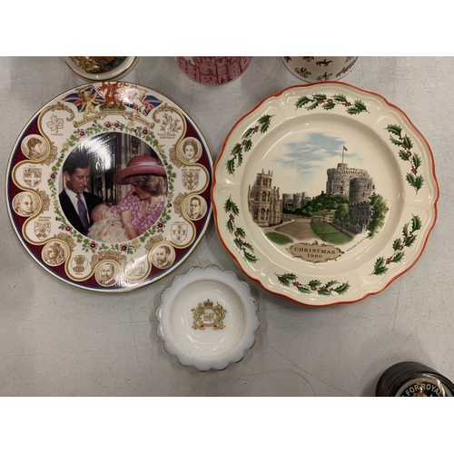 139 - TWELVE EXAMPLES OF COMMEMORATIVE CERAMIC WARE TO INCLUDE PLATES, MUGS ETC