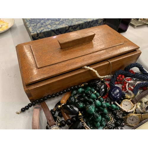 146 - A MAHOGANY LIDDED BOX CONTAINING COSTUME JEWELLERY AND FASHION WATCHES