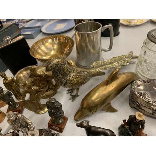 148 - VARIOUS BRASS AND WHITE METAL ITEMS TO INCLUDE SEVERAL SMALL HISTORICAL FIGURES, A HIP FLASK AND AN ... 