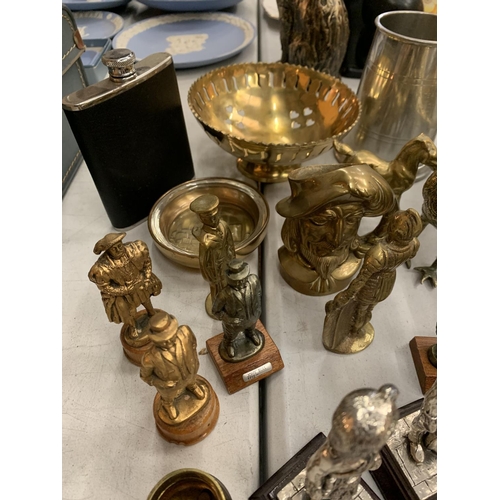 148 - VARIOUS BRASS AND WHITE METAL ITEMS TO INCLUDE SEVERAL SMALL HISTORICAL FIGURES, A HIP FLASK AND AN ... 