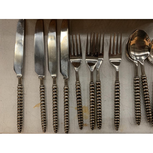 167 - A LARGE QUANTITY OF FLATWARE IN A FELT LINED CUTLERY BASKET