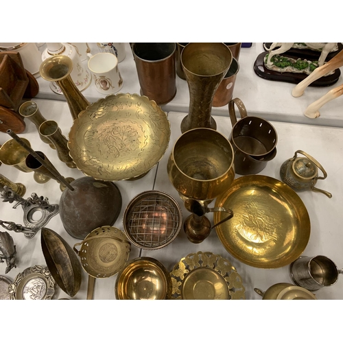 189 - A LARGE COLLECTION OF BRASS AND PLATED ITEMS TO INCLUDE SMALL VASES, BOWLS AND TEAPOTS.