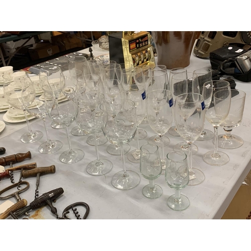 203 - A COLLECTION OF GLASSWARE TO INCLUDE WINE GLASSES, CHAMPAGNE FLUTES ETC