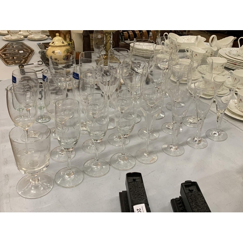 203 - A COLLECTION OF GLASSWARE TO INCLUDE WINE GLASSES, CHAMPAGNE FLUTES ETC