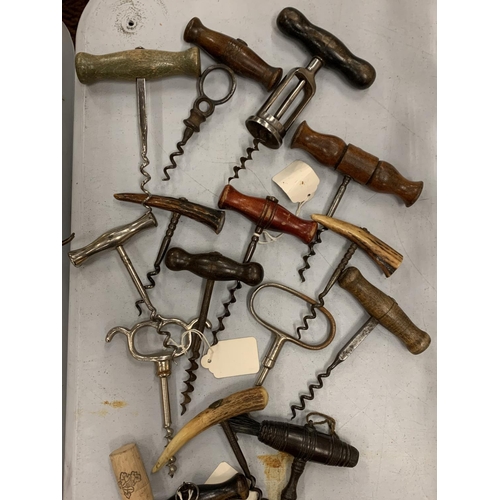 204 - A COLLECTION OF VINTAGE CORKSCREWS