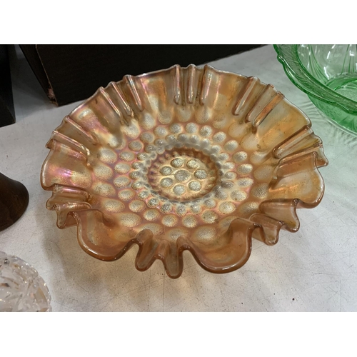 220 - A MIXED COLLECTION TO INCLUDE A CARNIVAL GLASS BOWL, FURTHER FLOWER DESIGN GLASS BOWL, TRINKET DISH ... 