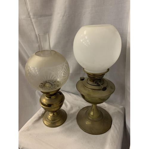 224 - TWO BRASS OIL LAMPS, AN ETCHED GLASS LAMP SHADE AND FURTHER MILK GLASS SHADE