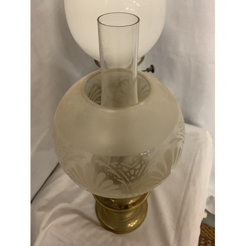 224 - TWO BRASS OIL LAMPS, AN ETCHED GLASS LAMP SHADE AND FURTHER MILK GLASS SHADE