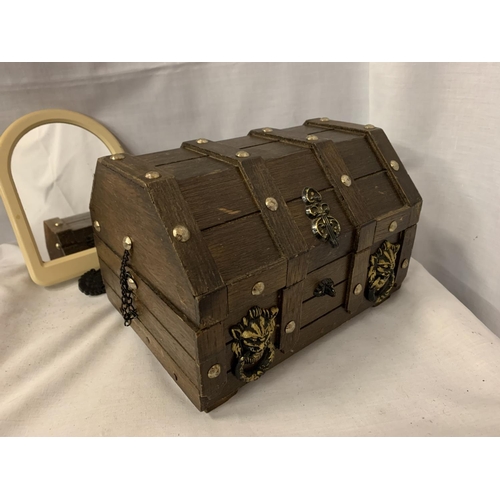 238 - A WOODEN TREASURE CHEST STYLE JEWELLERY BOX WITH CONTENTS TO INCLUDE COSTUME JEWELLERY AND TWO MIRRO... 