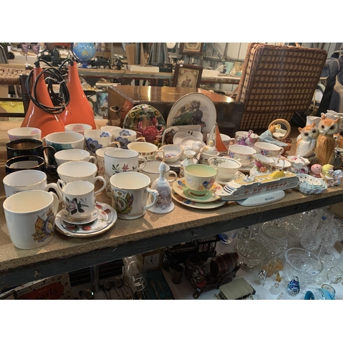 254 - A LARGE ASSORTMENT OF CERAMICS TO INCLUDE MUGS, DECORATIVE PLATES ETC