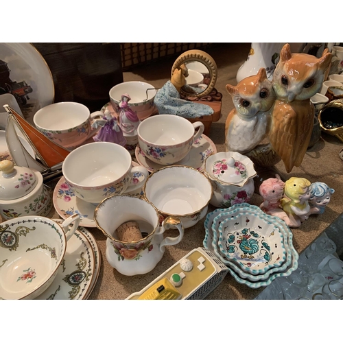 254 - A LARGE ASSORTMENT OF CERAMICS TO INCLUDE MUGS, DECORATIVE PLATES ETC