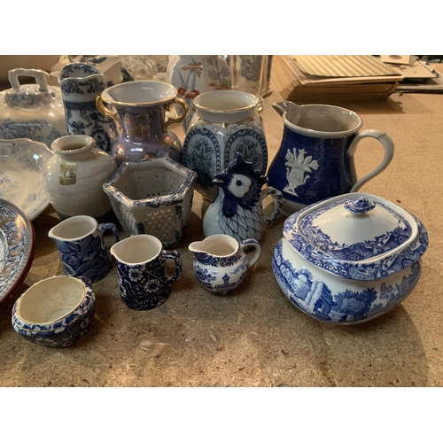 256 - A SELECTION OF BLUE AND WHITE DECORATIVE CERAMICWARE