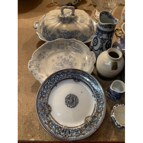 256 - A SELECTION OF BLUE AND WHITE DECORATIVE CERAMICWARE