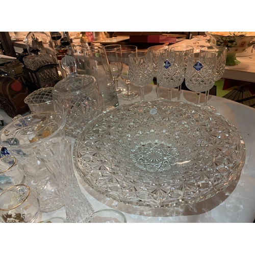 258 - A LARGE NUMBER OF GLASS ITEMS TO INCLUDE EDINBURGH CRYSTAL WINE GLASSES, A LARGE DECORATIVE BOWL AND... 